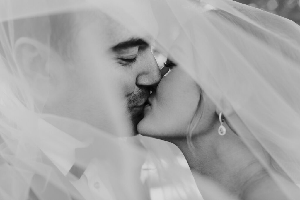 bride and groom kissing sydney wedding
